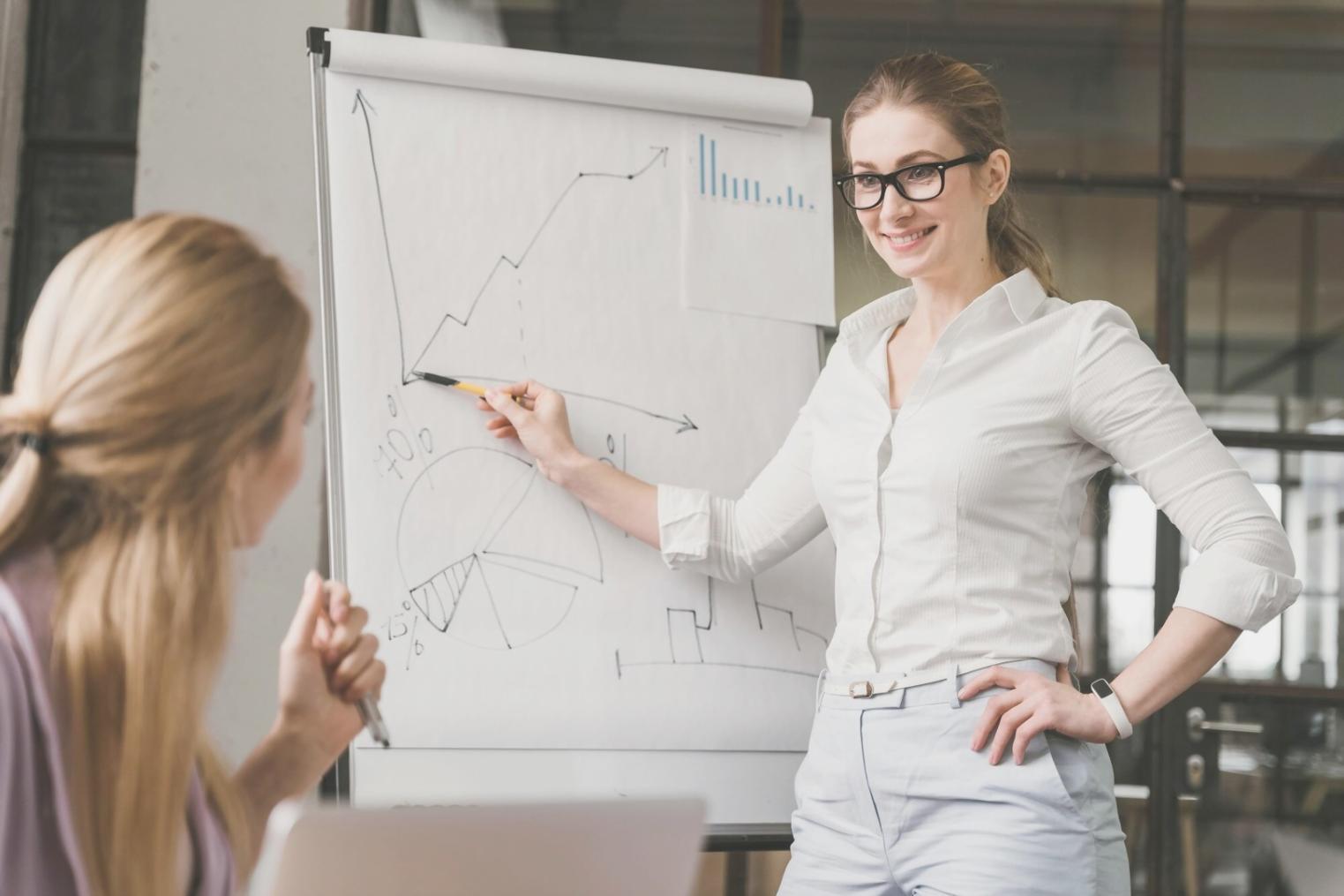 Analista financiero revisando informes en entorno corporativo