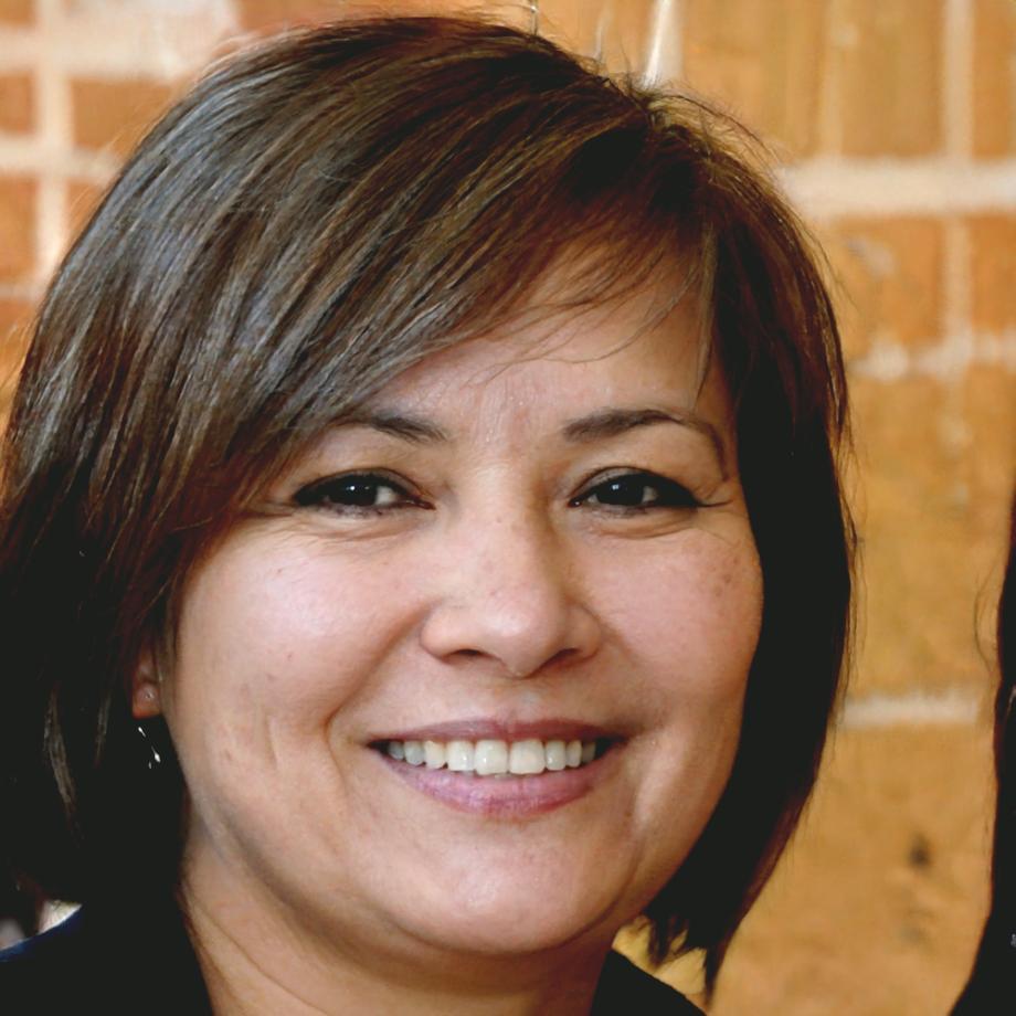 Retrato profesional de coordinadora de programas financieros